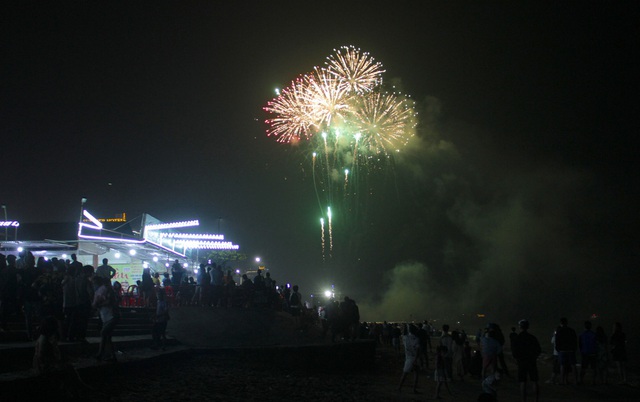   Sea of ​​people jostling to watch fireworks in Cua Lo beach town, cheering with delight - Photo 3.