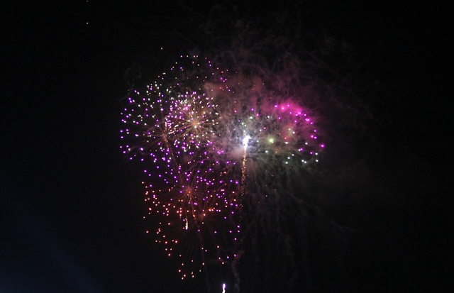   Sea of ​​people jostling to watch fireworks in Cua Lo beach town, cheering with delight - Photo 5.