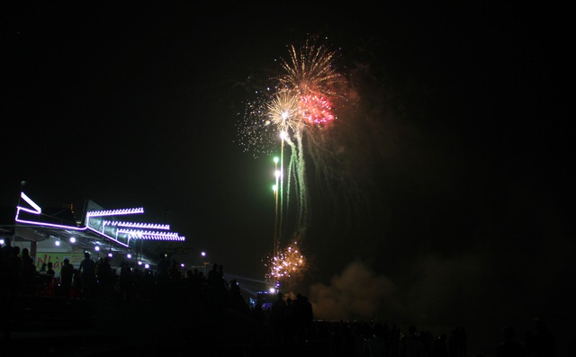   Sea of ​​people jostling to watch fireworks in Cua Lo beach town, cheering with excitement - Photo 6.