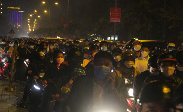   Sea of ​​people jostling to watch fireworks in Cua Lo beach town, cheering with excitement - Photo 7.