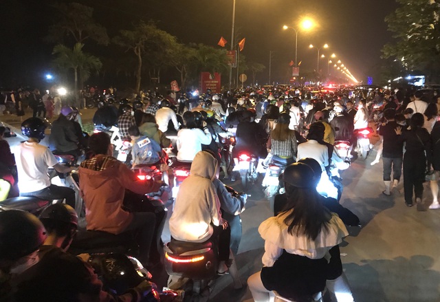   Sea of ​​people jostling to watch fireworks in Cua Lo beach town, cheering with delight - Photo 8.