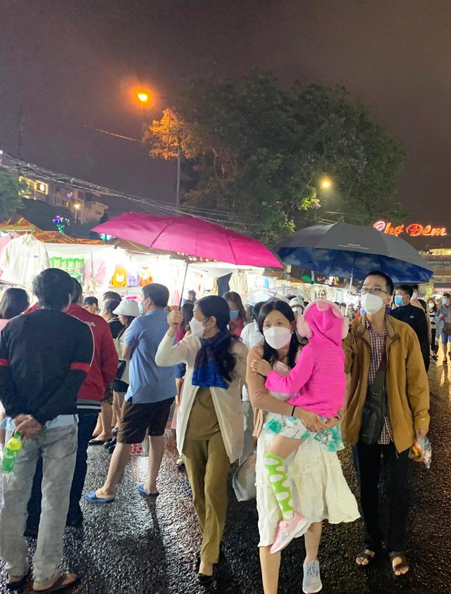 Biển người chen chân ở chợ đêm Đà Lạt bất chấp trời mưa - Ảnh 1.