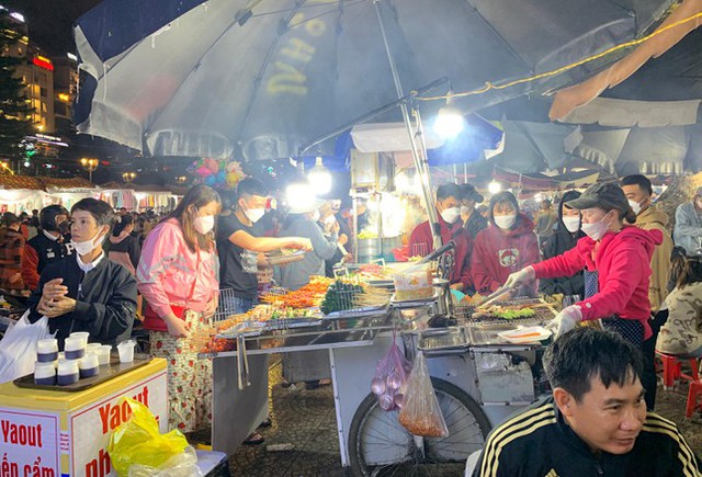 Biển người chen chân ở chợ đêm Đà Lạt bất chấp trời mưa - Ảnh 2.