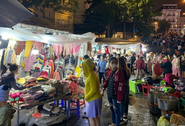 Biển người chen chân ở chợ đêm Đà Lạt bất chấp trời mưa - Ảnh 3.