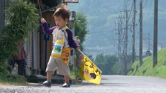   Japanese-style education: A 2-year-old child is tasked with going to the market alone, going 1km by himself to buy things for his mother - Photo 3.