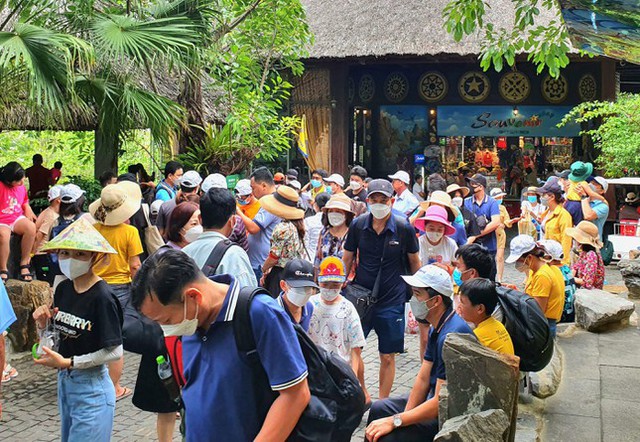  Du khách nô nức đến các điểm vui chơi ở Đà Nẵng, đông gấp 5-6 lần ngày thường  - Ảnh 4.