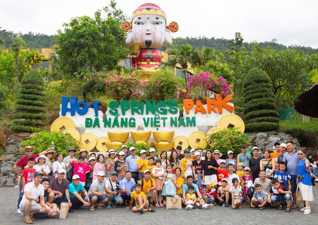  Du khách nô nức đến các điểm vui chơi ở Đà Nẵng, đông gấp 5-6 lần ngày thường  - Ảnh 6.