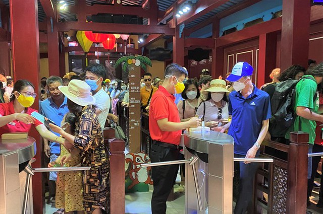  Du khách nô nức đến các điểm vui chơi ở Đà Nẵng, đông gấp 5-6 lần ngày thường  - Ảnh 7.