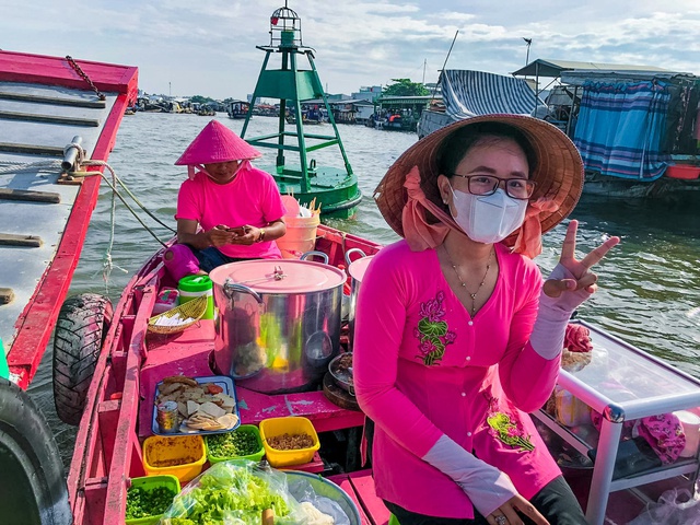 Sơn ghe hồng nổi bật giữa chợ Cái Răng, vợ chồng chị bán bún bán cả trăm tô mỗi ngày - Ảnh 2. Sơn ghe hồng nổi bật giữa chợ Cái Răng, vợ chồng chị bán bún bán cả trăm tô mỗi ngày - Ảnh 2.