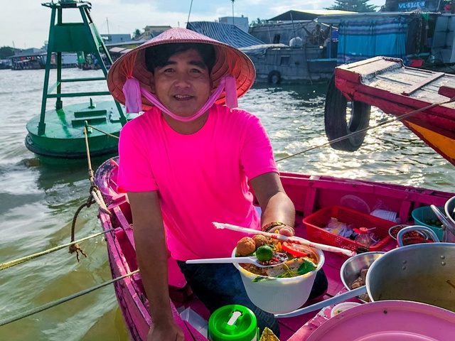 Sơn ghe hồng nổi bật giữa chợ Cái Răng, vợ chồng chị bán bún bán cả trăm tô mỗi ngày - Ảnh 1.