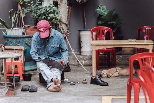 Gặp lại anh đánh giày câm nơi vỉa hè Sài Gòn: Chú chó mù chẳng còn bên anh, nhưng “người bạn” mới vẫn cùng anh rong ruổi - Ảnh 17.