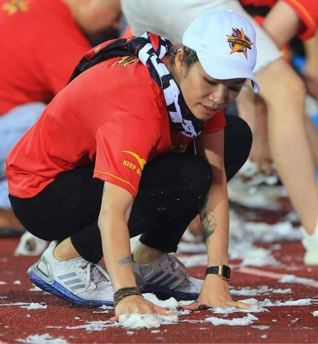 Mẹ đẻ màn mưa giấy vệ sinh trên sân Việt Trì: 6000 cuộn giấy không bì được với áo mưa 15.000 khán giả vứt lại sân - Ảnh 5.