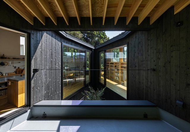   The house is like a black pearl in the middle of the Japanese mountain forest - Photo 6.