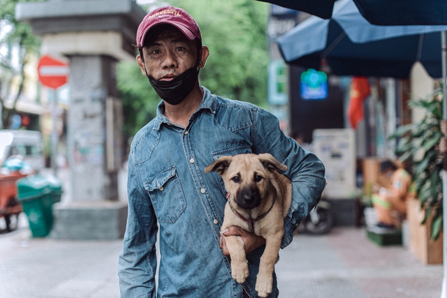 Gặp lại anh đánh giày câm nơi vỉa hè Sài Gòn: Chú chó mù chẳng còn bên anh, nhưng “người bạn” mới vẫn cùng anh rong ruổi - Ảnh 11.