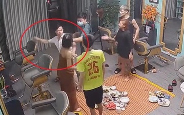 Camera tiệm tóc ghi lại cảnh Phó trưởng Công an phường đánh phụ nữ (Ảnh cắt từ clip)