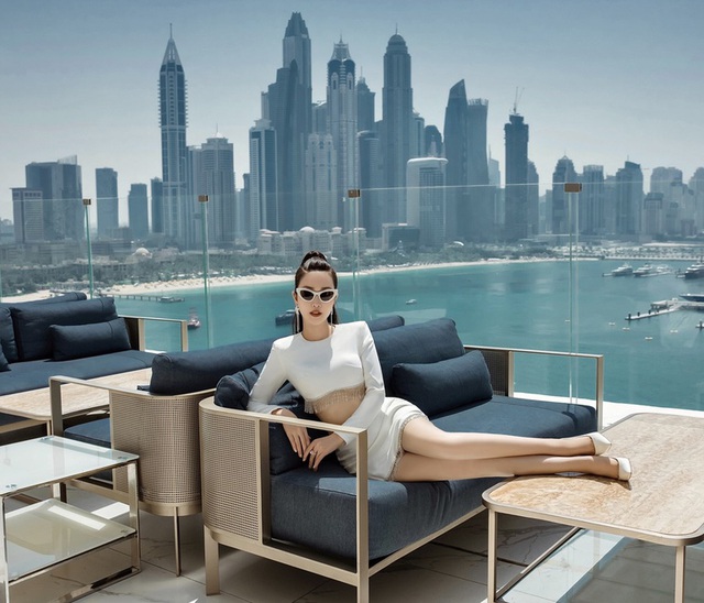 Nữ giám đốc Sài Gòn chi gần nửa tỷ đi UAE, xách theo 5 vali, bao trọn 1 chuyến trực thăng 21 triệu cho 15 phút ngắm toàn Dubai - Ảnh 6.