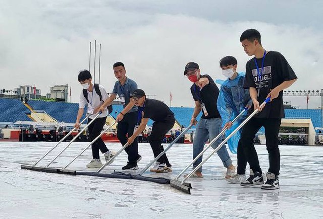 Lễ khai mạc SEA Games 31: An ninh được siết chặt, người dân đội mưa tới sớm trước nhiều tiếng ngóng chờ - Ảnh 13.