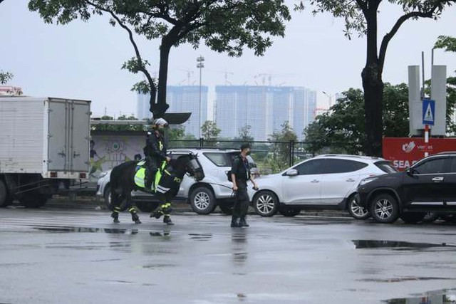 Lễ khai mạc SEA Games 31: An ninh được siết chặt, người dân đội mưa tới sớm trước nhiều tiếng ngóng chờ - Ảnh 3.