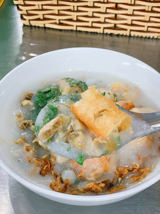 Rẽ vào 2 con phố trung tâm có toàn hàng ăn vặt nổi tiếng ở Hà Nội: Đi một vòng thôi là no cả ngày - Ảnh 6.