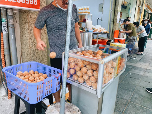  Rẽ vào 2 con phố trung tâm có toàn hàng ăn vặt nổi tiếng ở Hà Nội: Đi một vòng thôi là no cả ngày - Ảnh 10.