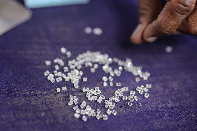 Black shadow covers the global diamond industry - Photo 2.