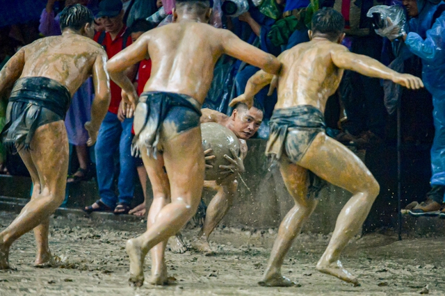 Ảnh, clip: Thanh niên đóng khố, vật lộn trong bùn để tranh quả cầu nặng 20kg tại lễ hội 4 năm mới có một lần - Ảnh 15.