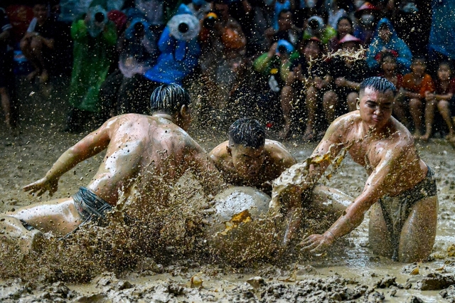 Ảnh, clip: Thanh niên đóng khố, vật lộn trong bùn để tranh quả cầu nặng 20kg tại lễ hội 4 năm mới có một lần - Ảnh 16.