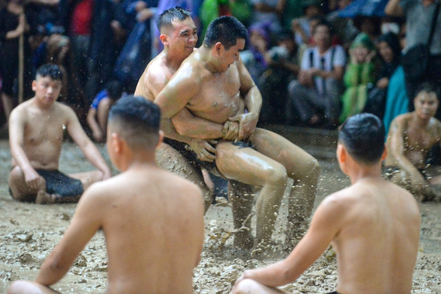 Ảnh, clip: Thanh niên đóng khố, vật lộn trong bùn để tranh quả cầu nặng 20kg tại lễ hội 4 năm mới có một lần - Ảnh 3.