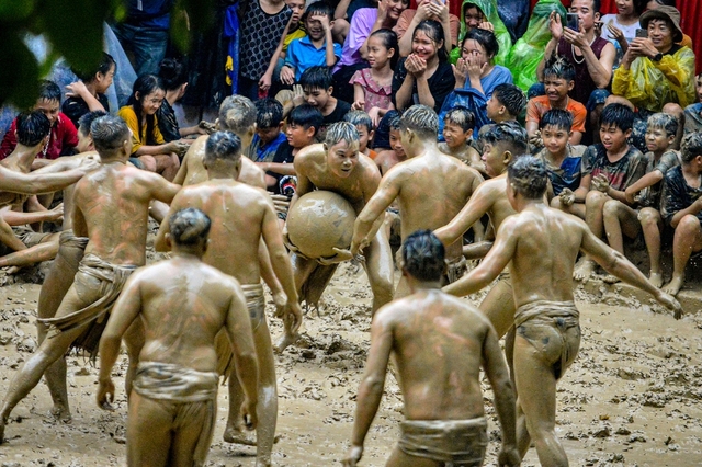 Ảnh, clip: Thanh niên đóng khố, vật lộn trong bùn để tranh quả cầu nặng 20kg tại lễ hội 4 năm mới có một lần - Ảnh 5.
