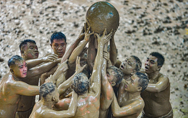 Ảnh, clip: Thanh niên đóng khố, vật lộn trong bùn để tranh quả cầu nặng 20kg tại lễ hội 4 năm mới có một lần - Ảnh 9.