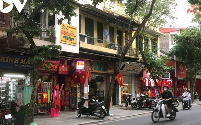 Những cửa hàng ở phố Hàng Bông tấp nập trở lại sau 2 năm dịch bệnh.