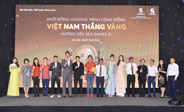 CEO ngoại của Sabeco mặc áo thể thao cờ Việt, khoe họp báo xong phải đi luôn để cổ vũ đội tuyển Việt Nam - Ảnh 1.