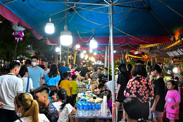   Sea of ​​people poured into the street to watch fireworks during the Red Phoenix Flower Festival in Hai Phong - Photo 3.