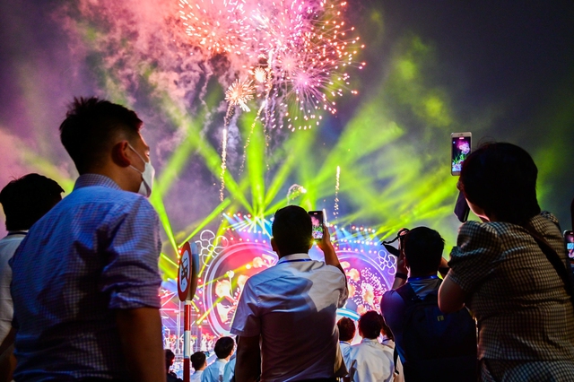   Sea of ​​people poured into the street to watch fireworks during the Red Phoenix Flower Festival in Hai Phong - Photo 10.