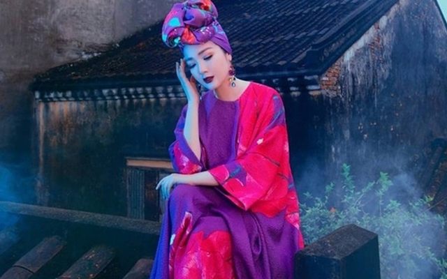 Hình ảnh người mẫu ngồi trên mái ngói một nóc nhà cổ trong bộ sưu tập