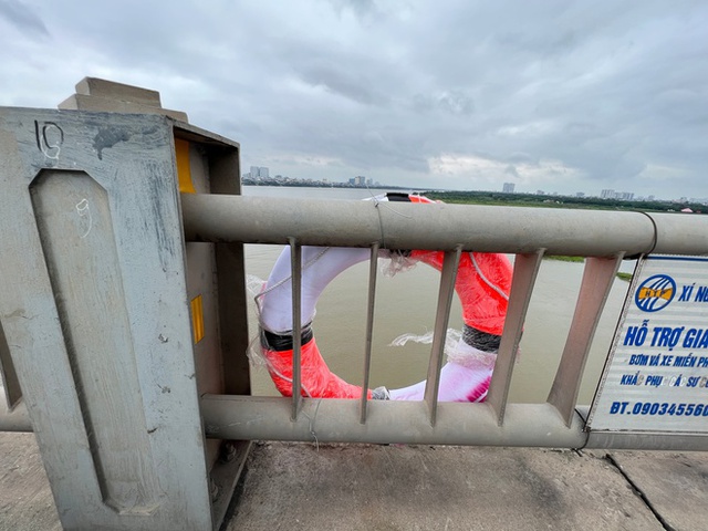 33 chiếc phao cứu sinh xuất hiện trên các cây cầu ở Hà Nội và câu chuyện ý nghĩa đằng sau - Ảnh 12.