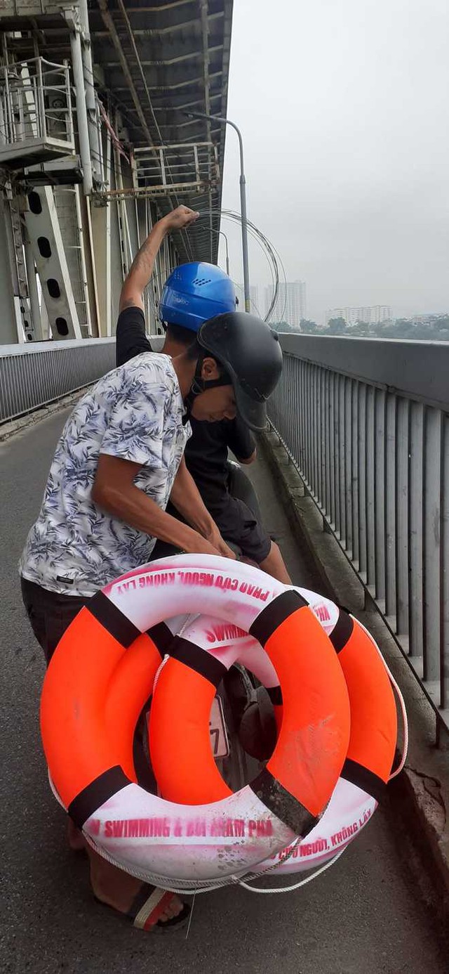33 chiếc phao cứu sinh xuất hiện trên các cây cầu ở Hà Nội và câu chuyện ý nghĩa đằng sau - Ảnh 5.