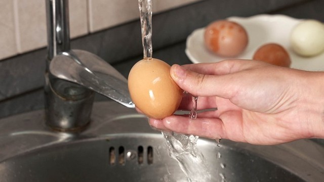 99% of women make the mistake of storing eggs in this position, turning the refrigerator into a bacterial infection - Photo 4.