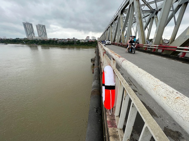 33 chiếc phao cứu sinh xuất hiện trên các cây cầu ở Hà Nội và câu chuyện ý nghĩa đằng sau - Ảnh 6.