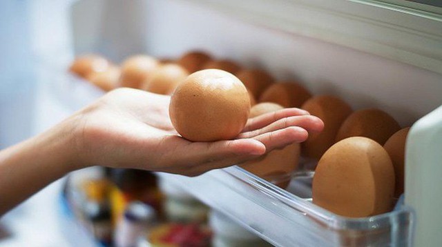 99% of women make the mistake of storing eggs in this position, turning the refrigerator into a bacterial infection - Photo 5.