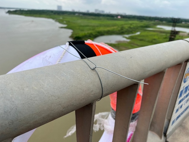 33 chiếc phao cứu sinh xuất hiện trên các cây cầu ở Hà Nội và câu chuyện ý nghĩa đằng sau - Ảnh 8.