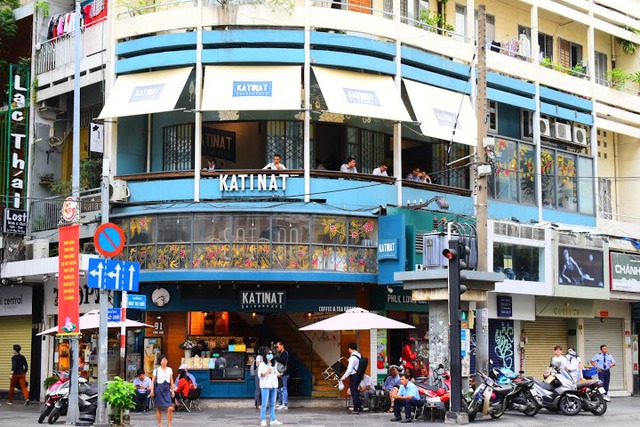 Katinat Saigon Kafe âm thầm đấu với The Coffee House – Highlands Coffee – Phúc Long tại TP.HCM: Sở hữu loạt mặt bằng tuyệt đẹp ở các giao lộ lớn, cùng nhà với nhiều thương hiệu F&B có tiếng - Ảnh 1.