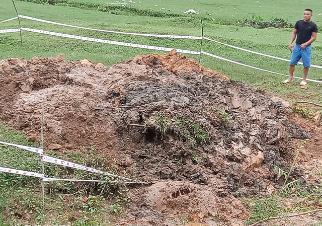 A deep sinkhole that can't see the bottom suddenly appeared in the field, people were scared - Photo 1.
