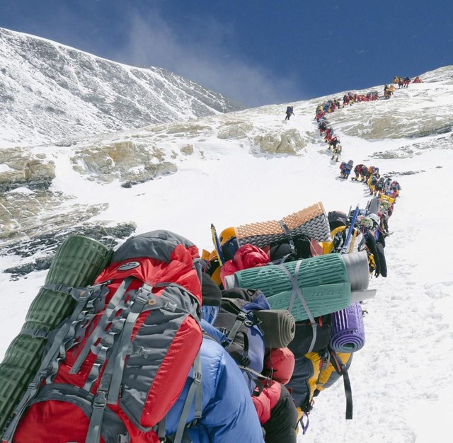 Exploring Everest in the style of the rich: 3 billion dong in a 5-star hotel, with its own bar and bakery, expensive, but people still waiting in long queues to cause congestion - Photo 1.