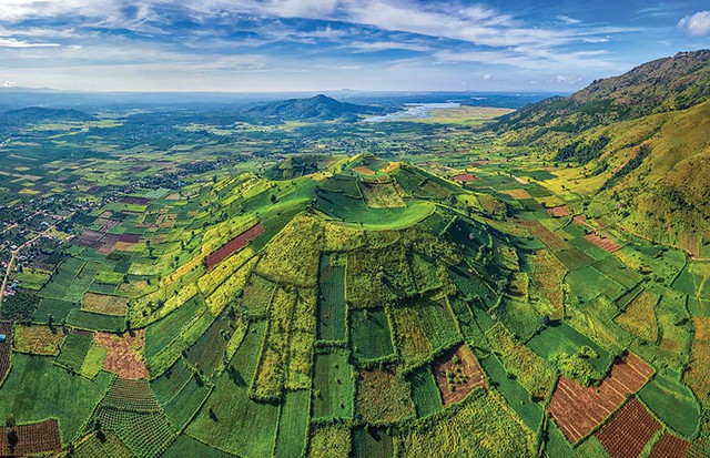 Thiên đường mới nổi ở Tây Nguyên: Miệng núi lửa uốn lượn giữa thiên nhiên hoang sơ, mỗi mùa lại được nhuộm màu bởi một loài hoa đẹp như cổ tích  - Ảnh 1.