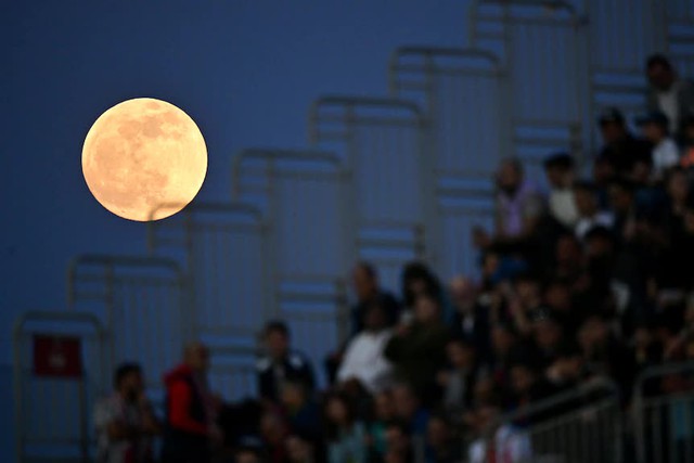 The first super lunar eclipse of the year: People are eager to see Hang blooming from all over the world - Photo 2.