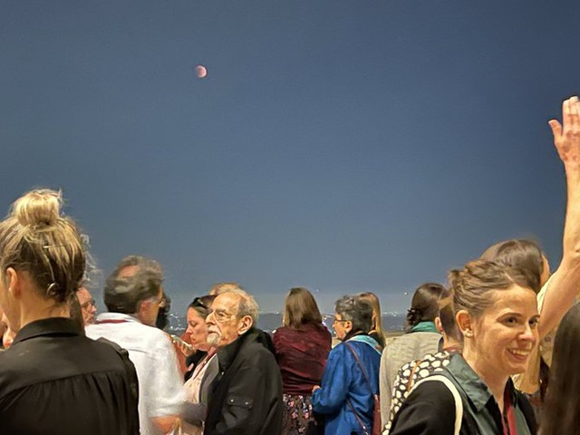The first super lunar eclipse of the year: People are eager to watch Hang show off her beauty from all over the world - Photo 5.