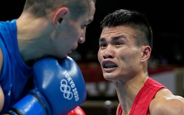 Nguyễn Văn Đương (áo đỏ) thi đấu tại Olympic Tokyo 2020