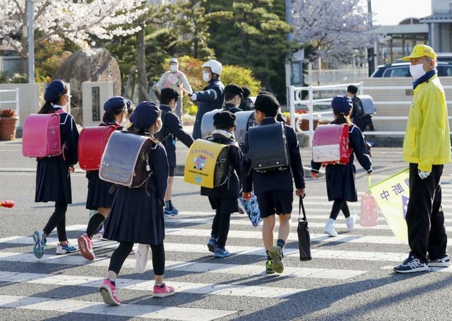 Vietnamese parents often turn on TVs and phones to coax their children to eat, but Japanese parents don't: 4 great ways to teach children to be independent, studious, and brave!  - Photo 2.