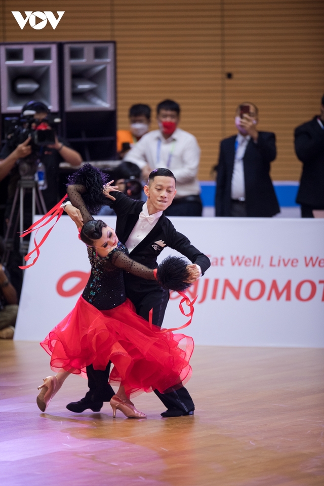 Nữ quản lý cấp cao Techcombank tham dự SEA Games 31 cùng chồng giành 3 huy chương danh giá bộ môn Dancesport - Ảnh 3.